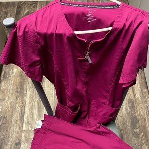 Women’s Koi Lite medium scrub set